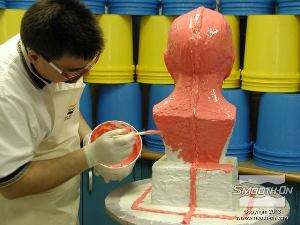 לחיצה להגדלת תמונה שכבה שלישית: מערבבים ומורחים את השיכבה השלישית של פוליאוירטן למריחה Brush-On 40 על המודל.