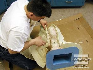 לחיצה להגדלת תמונה מניחים את תבנית הפוליאוריטן הגמיש בתוך תבנית הגיבוי. יש להקפיד להכניס את כל התבנית עפ