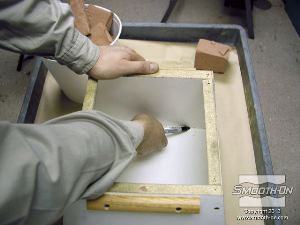 לחיצה להגדלת תמונה מסמנים בעזרת טוש את קווי המתאר הפנימיים של המסגרת, כדי שנדע איפה להניח את מיטת החימר.