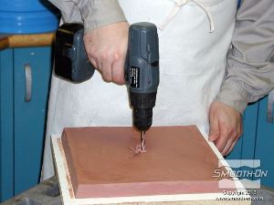 לחיצה להגדלת תמונה קודחים במיטת החימר חורי אוורור שיאפשרו לאוויר לצאת מהתבנית בזמן היציקה.