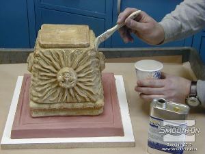 לחיצה להגדלת תמונה מורחים חומר הפרדה SuperSeal על המודל והחימר.