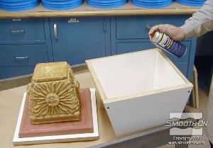 לחיצה להגדלת תמונה מרססים על המודל גם חומר הפרדה niversal® Mold ReleaseU. מרססים גם את פנים המסגרת.