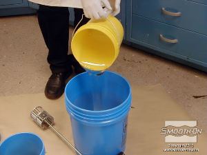 לחיצה להגדלת תמונה מודדים את הפוליאוריתן גמיש ReoFlex® 40 . יחס הערבוב של החומר הוא 1:1 לפי נפח.