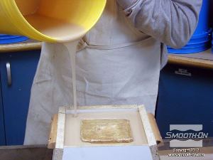 לחיצה להגדלת תמונה לא מכסים את תחתית המודל בפוליאוריטן ליציקה ReoFlex® 40! משאירים את התחתית חשופה והבמשך אזור זה ישמש כמשפך עבור יציקת ההעתק.