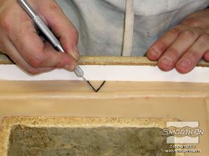 לחיצה להגדלת תמונה חותכים חתיכה מתבנית הגומי פוליאוריתן ReoFlex® 40 בעזרת סכין חד, כדי ליצור נעילה וסימן זיהוי.