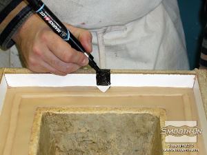 לחיצה להגדלת תמונה מסמנים את מסגרת התבנית בטוש בנקודה מעל חתך הנעילה, שיהיה נוח לזהות אותה.