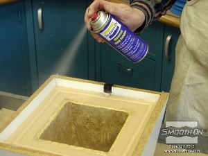 לחיצה להגדלת תמונה מרססים גם חומר הפרדה Universal Mold Release על המסגרת והמודל המקורי.