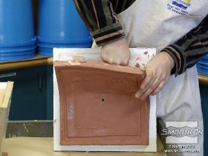 לחיצה להגדלת תמונה מנקים מלוח הבסיס את כל החימר. לאחר שהלוח יהיה נקי הוא ישמש להכנת חלק הליבה של התבנית. גם את הליבה מכינים מפוליאורטן ליציקה ReoFlex® 40.