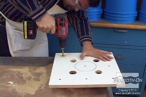 לחיצה להגדלת תמונה חורי האוורור עוזרים לאוויר להחלץ מהתבנית וממזערים את כמות הבועות שילדכו בגומי.