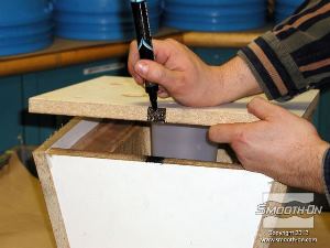 לחיצה להגדלת תמונה לאחר שהדבק חם התמצק, ממקמים את לוח הבסיס חזרה על מסגרת התבנית ומסמנים אותו במקום שבו סימנו את המסגרת.