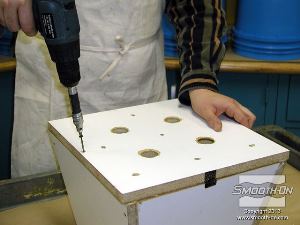 לחיצה להגדלת תמונה נועלים את הלוח והמסגרת בעזרת ברגים.