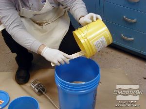 לחיצה להגדלת תמונה מודדים את הפוליאוריתן גמיש ReoFlex® 40 . יחס הערבוב של החומר הוא 1:1 לפי נפח.