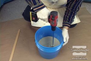 לחיצה להגדלת תמונה מערבבים בקפידה במשך 3 דקות. מגרדים את החומר מצידי ותחתית המיכל מפעם לפעם כדי להבטיח ערבוב טוב.