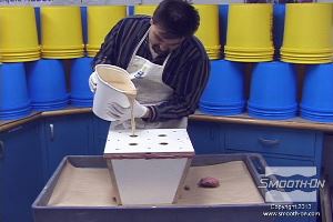 לחיצה להגדלת תמונה יוצקים את הפוליאוריטן אל חלל התבנית.