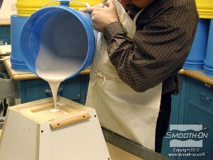 לחיצה להגדלת תמונה יוצקים לאט את הגבס המחוזק duoMatrix® NEO אל חלל התבנית. מניחים לגבס duoMatrix® NEO להתמצק במשך 90 דקות.