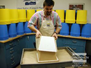 לחיצה להגדלת תמונה לאחר שהגבס מחוזק Matrix® NEO® מתמצק, מתחילים בתהליך החליצה. ראשית מסירים את מסגרת התבנית.