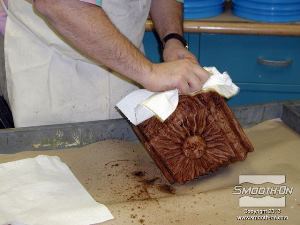 לחיצה להגדלת תמונה מנגבים את עודף הצבע במגבת רכה.