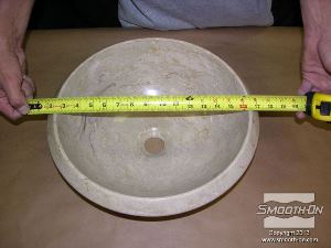 לחיצה להגדלת תמונה מודדים את הכיור. בעזרת לוחות מצופי אקריליק בונים מסגרת תבנית, ספייסרים ושני לוחות בסיס.