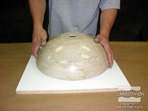 לחיצה להגדלת תמונה ממרכזים את הכיור על לוח הבסיס.