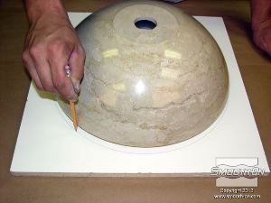 לחיצה להגדלת תמונה מסמנים בעפרון את קו המתאר החיצוני של הכיור על לוח הבסיס.