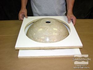 לחיצה להגדלת תמונה ממרכזים את הכיור על לוח הבסיס השני. מניחים את הספייסר שהכנו על הכיור.