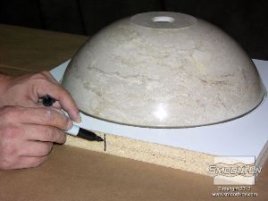 לחיצה להגדלת תמונה מסמנים על לוח הבסיס ועל הספייסר קו באותו מיקום כדי שנדע להתאים אותם כהלכה.