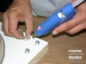 לחיצה להגדלת תמונה מדביקים בדבק חם ברגים על הספייסר כדי ליצור מפתחות נעילה.