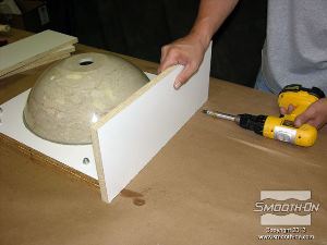 לחיצה להגדלת תמונה בונים מסגרת תבנית מלוחות מצופים באקריליק ונועלים אותם בעזרת ברגים.