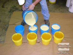 לחיצה להגדלת תמונה מודדים את הכמות הרצויה של גומי פוליאוריטן ליציקה VytaFlex® 40. יחס הערבוב של החומר הוא 1:1 לפי נפח.