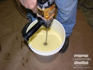 לחיצה להגדלת תמונה מערבבים בקפידה במשך 3 דקות. מגרדים את החומר מצידי ותחתית המיכל מפעם לפעם כדי להבטיח ערבוב טוב.