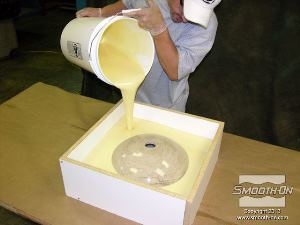 לחיצה להגדלת תמונה יוצקים את הפוליאוריטן להכנת תבנית VytaFlex® 40 על גבי המודל באיטיות. לא מכסים את המודל לגמרי,  החלק החשוך ישמש ליציקת ההעתק בהמשך.