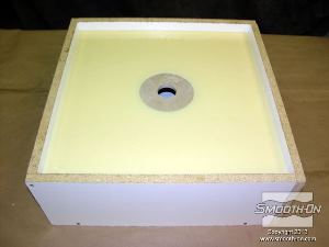 לחיצה להגדלת תמונה מניחים לגומי פוליאוריתן VytaFlex® 40 להתמצק במשך 16 שעות בטמפ' החדר.