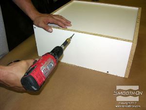 לחיצה להגדלת תמונה נועלים את הלוח למסגרת בעזרת ברגים.