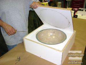 לחיצה להגדלת תמונה מסירים את לוח הבסיס התחתון וחושפים את הפוליאוריתן VytaFlex® 40 המוצק.