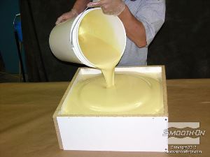 לחיצה להגדלת תמונה יוצקים את הגומי פוליאוריתן VytaFlex® 40 על המודל והגומי הקיים כדי ליצור את חצי התבנית השני.