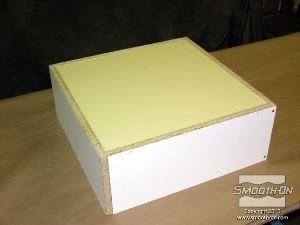 לחיצה להגדלת תמונה מניחים לגומי פוליאוריטן VytaFlex® 40 להתמצק במשך 16 שעות בטמפ' החדר.