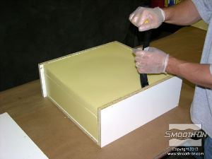 לחיצה להגדלת תמונה לאחר שהפוליאוריתן ליציקה VytaFlex® 40 התמצק, מסירים את מסגרת התבנית..