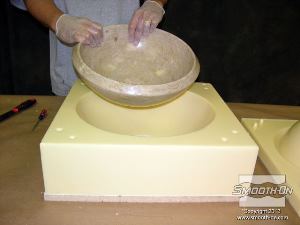 לחיצה להגדלת תמונה חולצים את המודל המקורי מתבנית הגומי פוליאוריתן VytaFlex® 40.