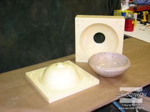 לחיצה להגדלת תמונה תבנית השני חלקים מגומי פוליאוריתן VytaFlex® 40 מוכנה. ניתן לראות כי היא העתק מושלם של המודל המקורי.