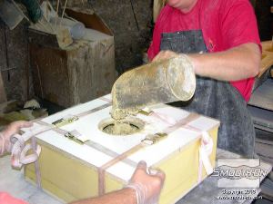 לחיצה להגדלת תמונה שמים על התבנית על שולחן רוטט ויוצקים לתוכה בטון.