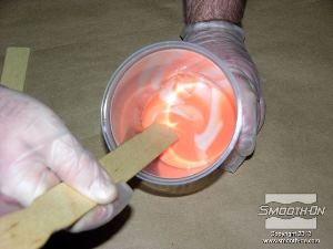 לחיצה להגדלת תמונה מערבבים את הסיליקון היטב יחד יש לגרד את דפנות הכלי ולערבב עד לצבע הומוגני. 