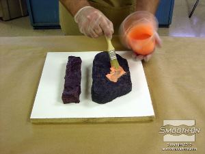 לחיצה להגדלת תמונה מריחת שכבה ראשונה: יש לטפוח על המודל עם מעט סיליקון למריחה, יש לוודא כיסוי מושלם. 