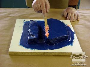 לחיצה להגדלת תמונה משתמשים בסיליקון סמיך על מנת ליצור עובי. 