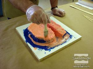 לחיצה להגדלת תמונה לאחר כיסוי של המודל ומשטח העבודה יש להמתין כ 60 דקות עד שהחומר יהיה שוב דביק. 