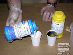 לחיצה להגדלת תמונה מודדים ומערבבים פווליאוריטן מוקצף Foam it 5- מתנפח פי 10 תוך 5 דקות והתקשות סופית אחרי שעתיים.