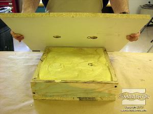 לחיצה להגדלת תמונה לאחר 20 דקות אפשר לחתוך את העודפים של הפוליאוריטן מלמעלה ולחלץ את לוח המלמין. 