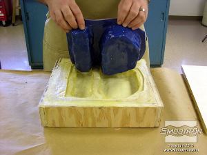 לחיצה להגדלת תמונה הופכים את המסגרת ומחלצים את המודל ואת התבנית. 