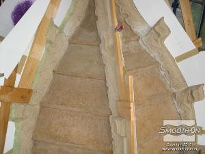 לחיצה להגדלת תמונה מכינים מחיצות הפרדה מחימר נטול גופרית ומעץ שיפרידו בין צידי הכיפה השונים. אוטמים את קיר האבן ואת המחיצות בעזרת חומר אטימה SuperSeal.