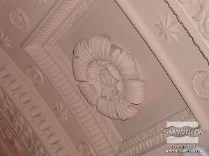 לחיצה להגדלת תמונה תבליטים ארכיטקטונים יכולים להיות לעיתים מורכבים וקשים לשיחזור.  