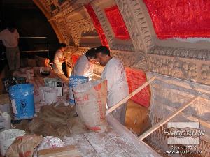 לחיצה להגדלת תמונה יום למחרת מורחים שיכבת גיבוי קשיחה (מעיל) על גבי פוליאוריטן Brush-on 40 על מנת לתת תמיכה לגומי.